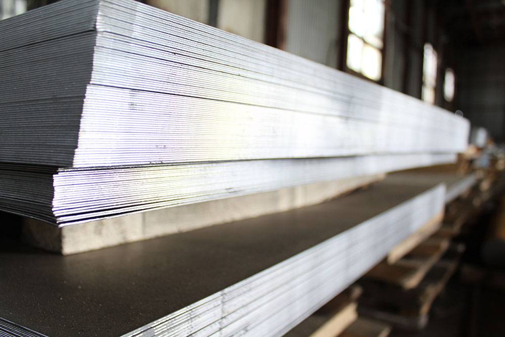 Стальной лист: Прочность, универсальность и эстетика