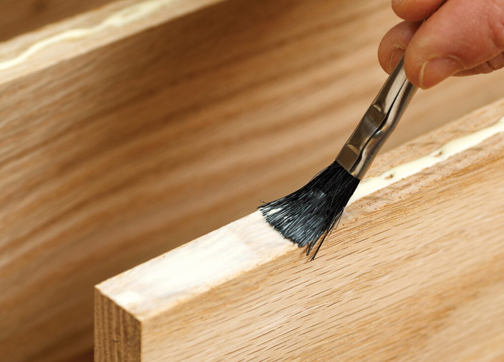 Сильные соединения: Как выбрать и использовать клей для мебельного щита